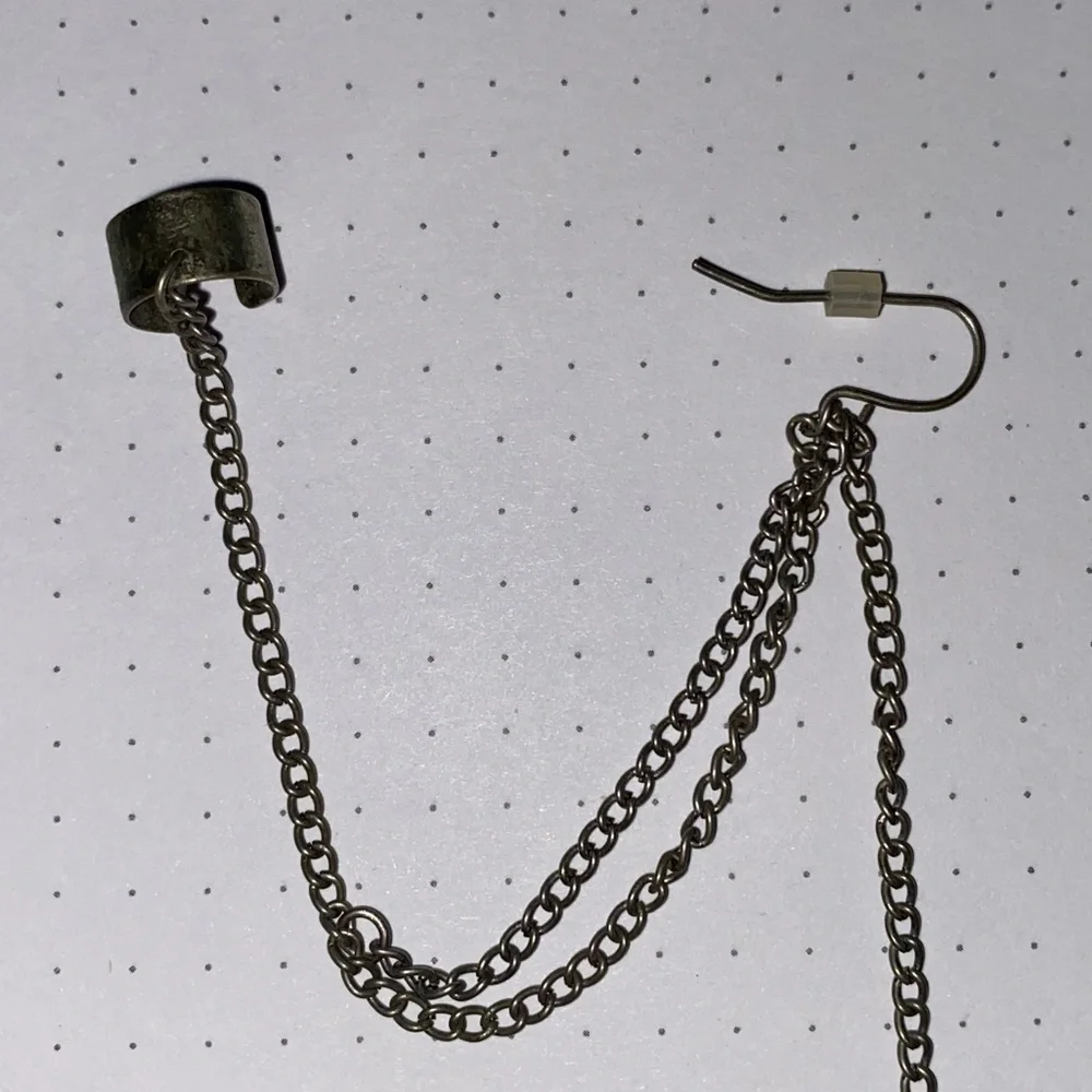 ❤️‍🔥 Hot Topic Set of 2 Feather 🪶 Ear cuff Silver Black Earri… - Picture 4 of 6